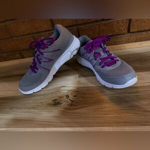 Like NEW Sz 9 Women’s Under Armour Thrill 2 Athletic Shoes Gray/Purple